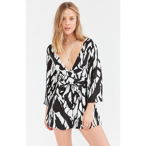 NEW Urban Outfitters x Isla Tie Waist Romper B&W $168 Size Small Abstract - Picture 2 of 4